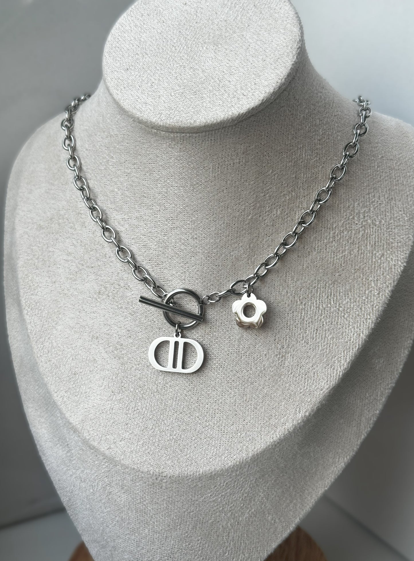 ARIELA SILVER NECKLACE