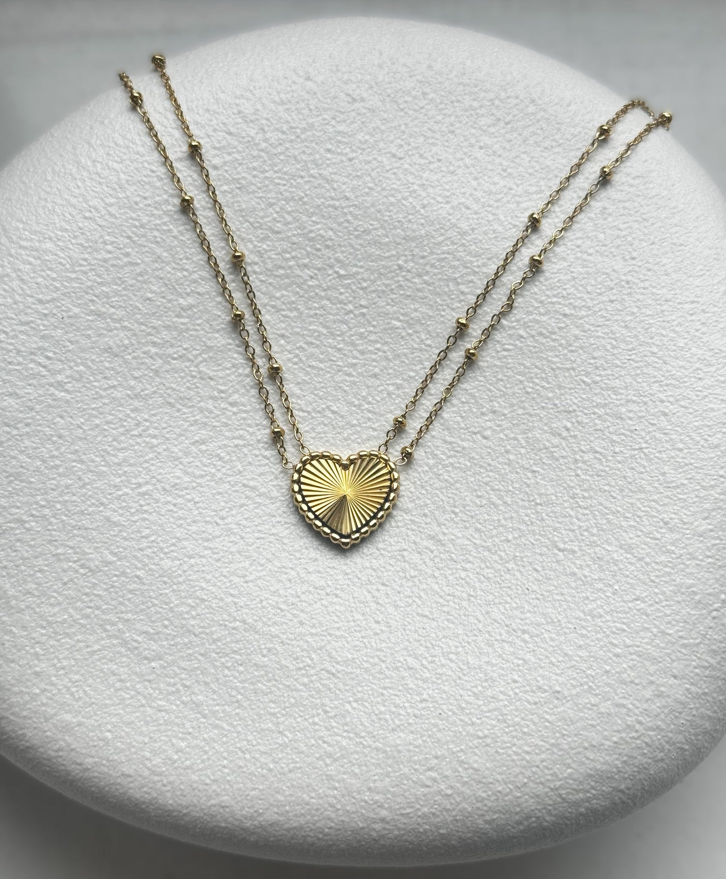 Diese romantische und elegante goldene Liv Halskette ist mit einem zierlichen Herzanhänger geschmückt. Die Kette kann elegant allein getragen oder mit anderen Ketten kombiniert werden. Sie ist aus Edelstahl gefertigt und mit 14K Vergoldung beschichtet.