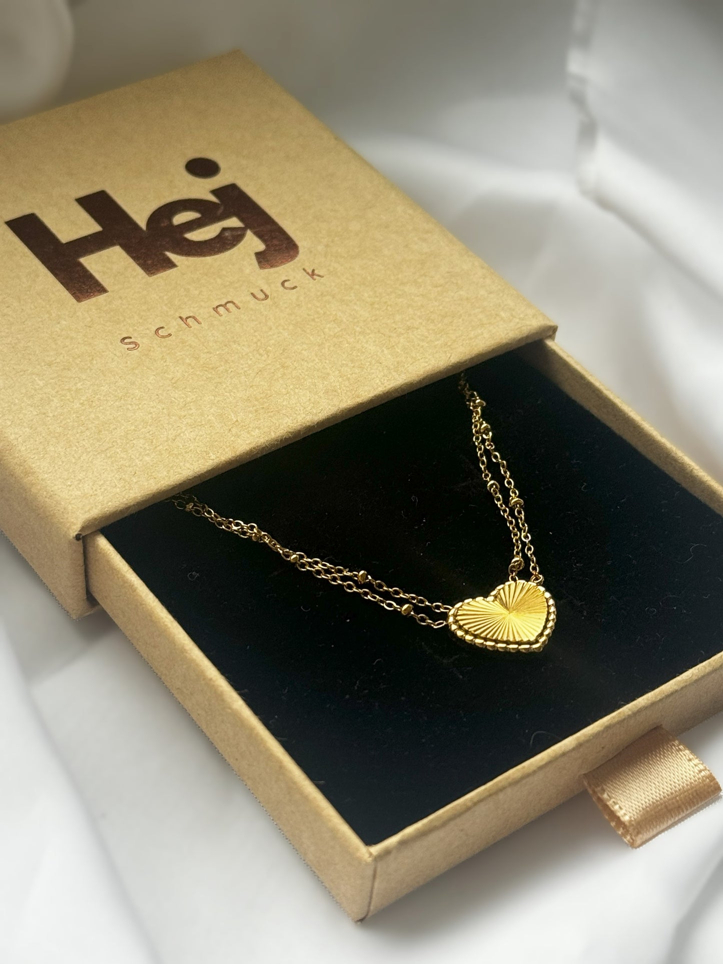 Diese romantische und elegante goldene Liv Halskette ist mit einem zierlichen Herzanhänger geschmückt. Die Kette kann elegant allein getragen oder mit anderen Ketten kombiniert werden. Sie ist aus Edelstahl gefertigt und mit 14K Vergoldung beschichtet.