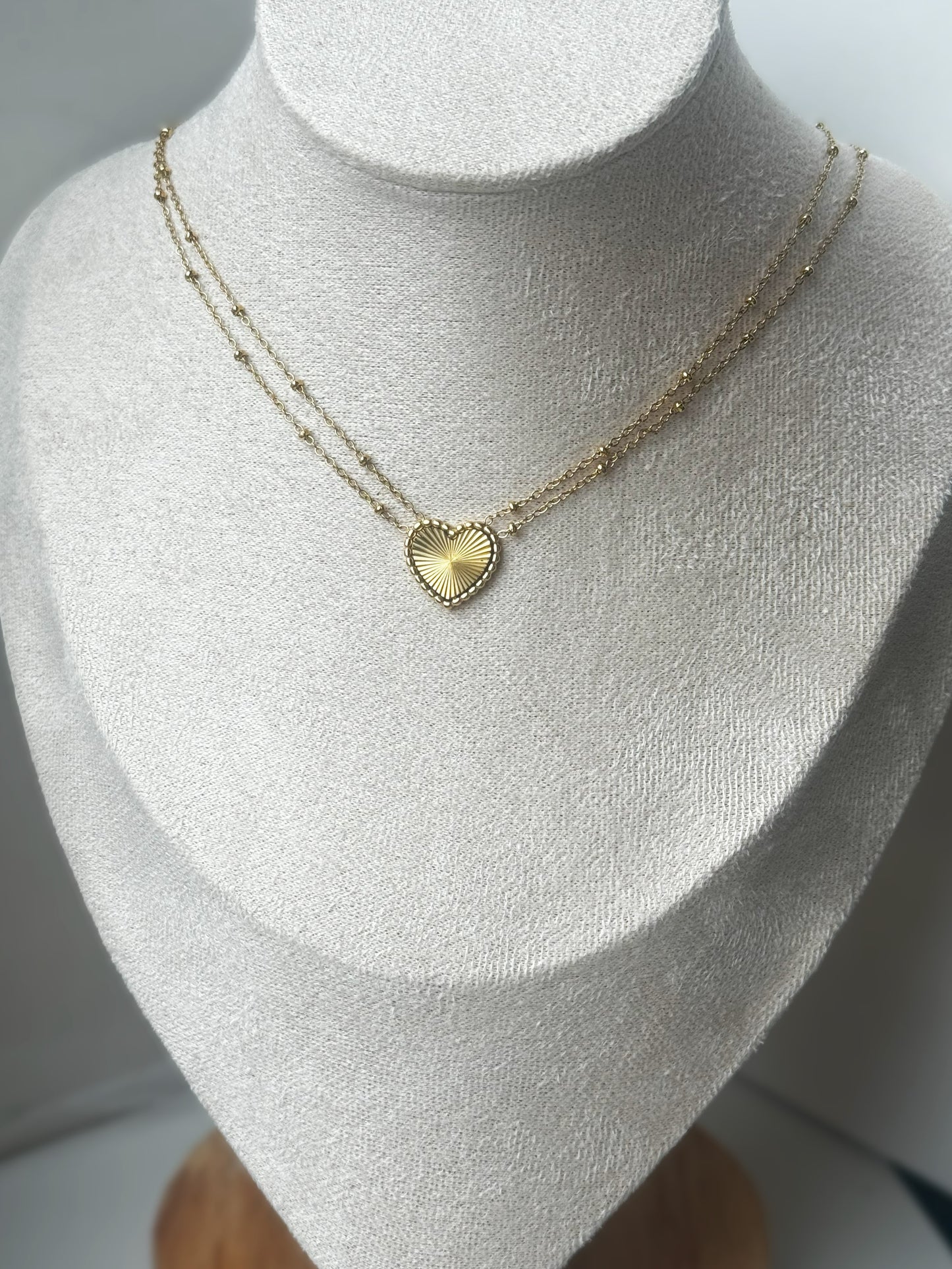 Diese romantische und elegante goldene Liv Halskette ist mit einem zierlichen Herzanhänger geschmückt. Die Kette kann elegant allein getragen oder mit anderen Ketten kombiniert werden. Sie ist aus Edelstahl gefertigt und mit 14K Vergoldung beschichtet.