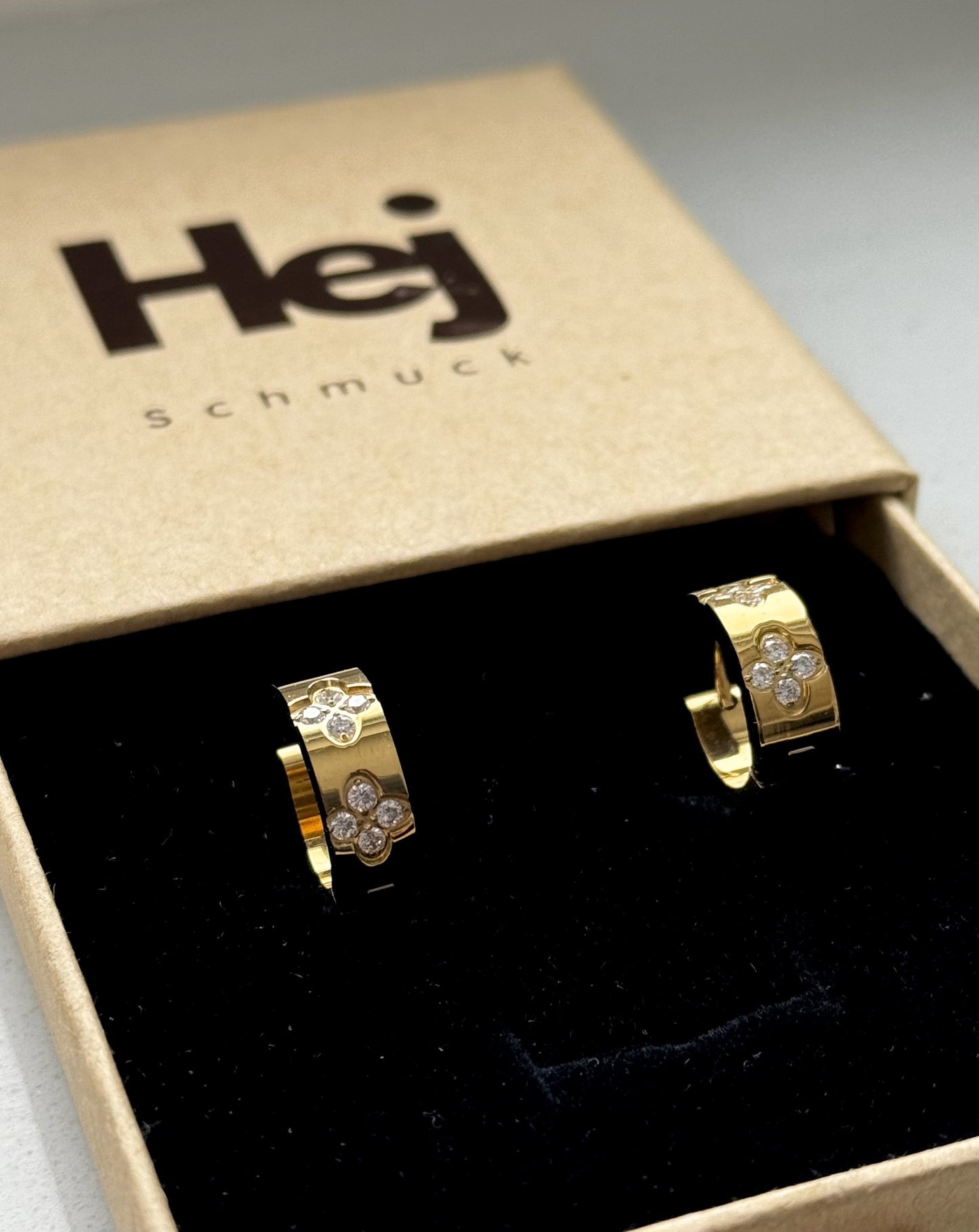 Die funkelnden Mel Ohrringe strahlen zeitlose Eleganz aus. Hergestellt aus Edelstahl und vergoldet mit 18 Karat Gold, sind sie mit glitzernden Zirkoniasteinen besetzt. Ihr vielseitiges Design macht sie zu einem perfekten Accessoire für jeden Anlass.